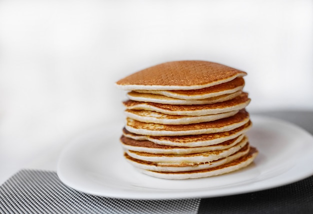 Ein Stapel Pfannkuchen auf einem Teller