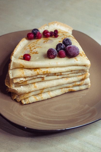 Ein Stapel Pfannkuchen auf einer Untertasse