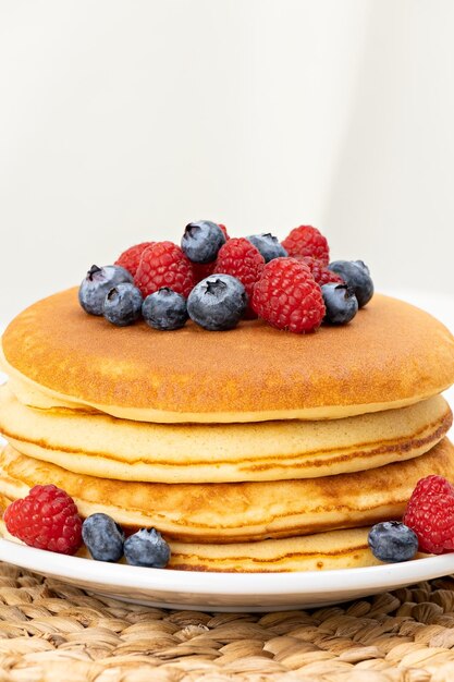 Foto ein stapel pfannkuchen mit beeren darauf