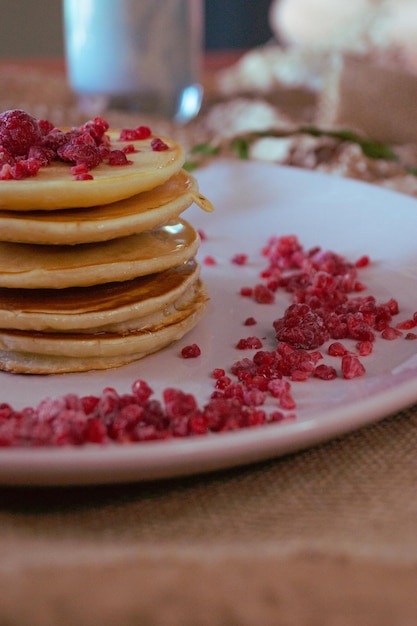 Ein Stapel Pfannkuchen mit Himbeeren