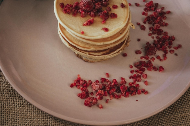 Ein Stapel Pfannkuchen mit Himbeeren