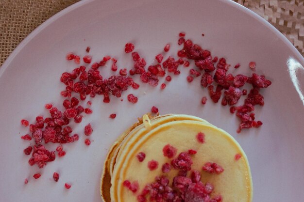 Ein Stapel Pfannkuchen mit Himbeeren