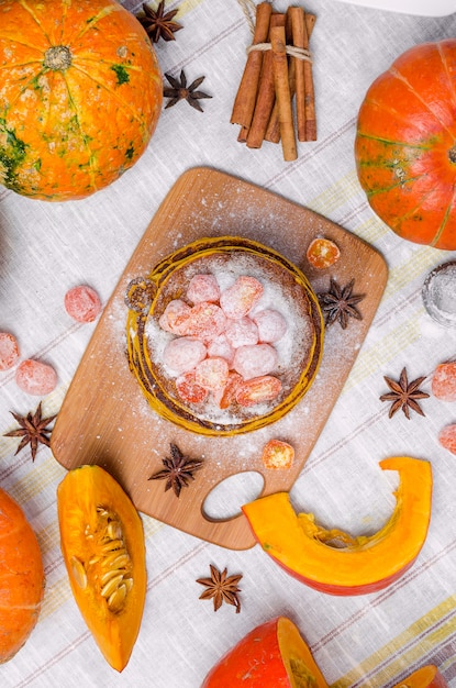 Ein Stapel selbst gemachte Kürbispunkcakes mit Puderzucker und kandierter japanischer Orange