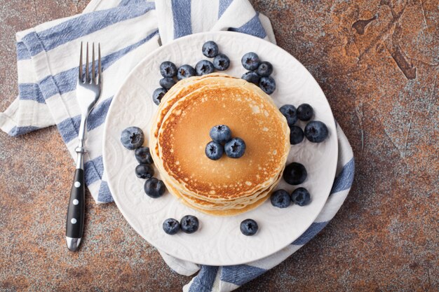 Ein Stapel selbst gemachte Pfannkuchen mit frischen Beeren.