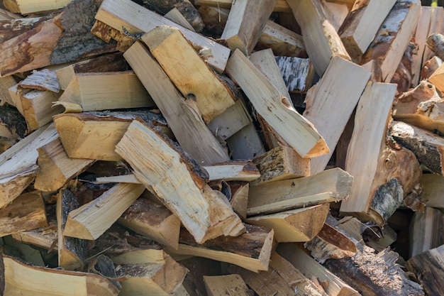 Ein Stapel trockenes Brennholz, vorbereitet für Winter für das Heizen des Hauses.