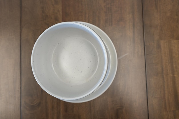 Ein Stapel weißer Porzellanwaren auf einem Tisch