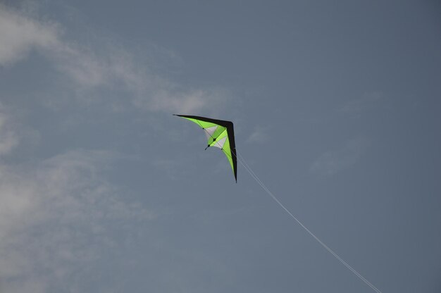 Foto ein steering kite im blauen himmel