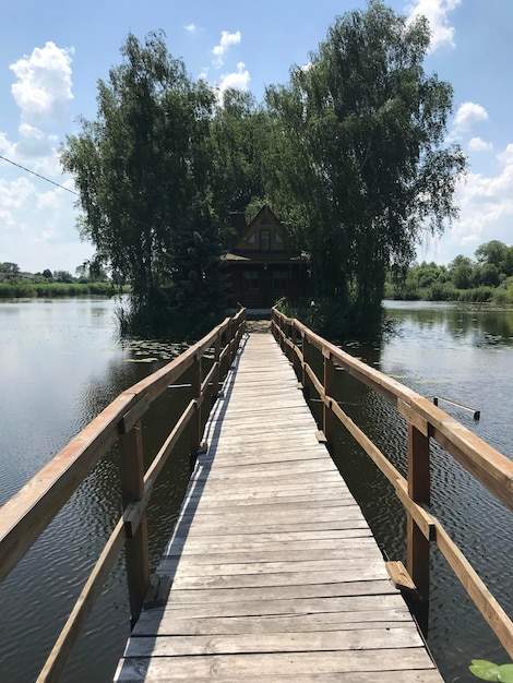 Ein Steg am See mit einem Baum im Hintergrund