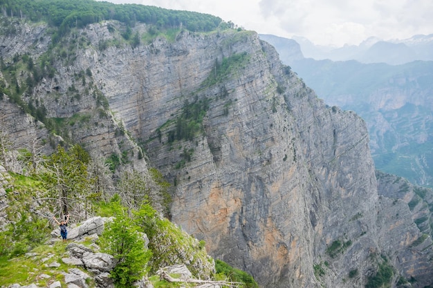 Ein steiler Berghang mit malerischer Aussicht