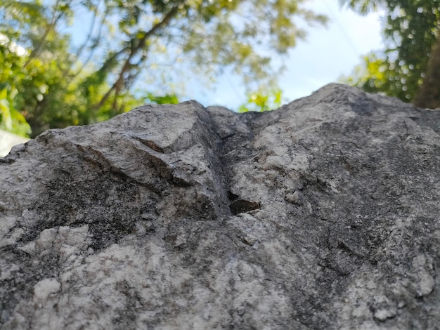 Ein Stein mit einem Loch darin, auf dem „Fels“ steht