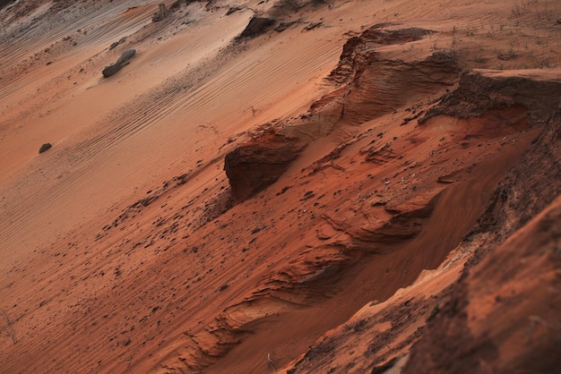 Ein Steinbruch aus rotem Ton Schöne Naturlandschaft auf der Erde