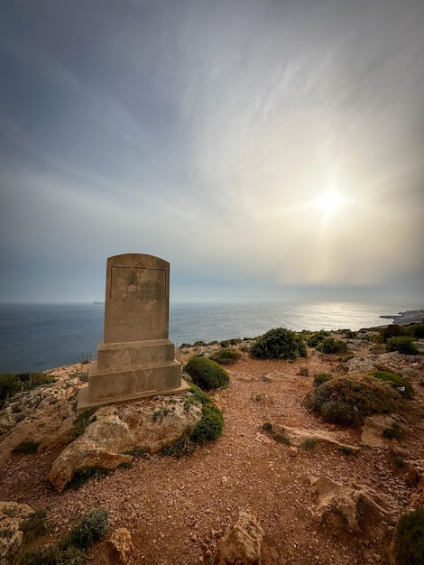 ein steinernes Denkmal mit dem Wort Gott drauf