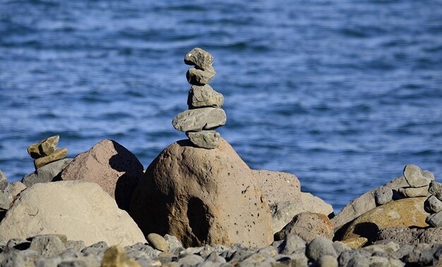 Foto ein steinhaufen am strand