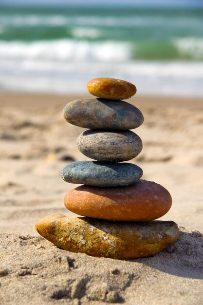 Foto ein steinhaufen am strand