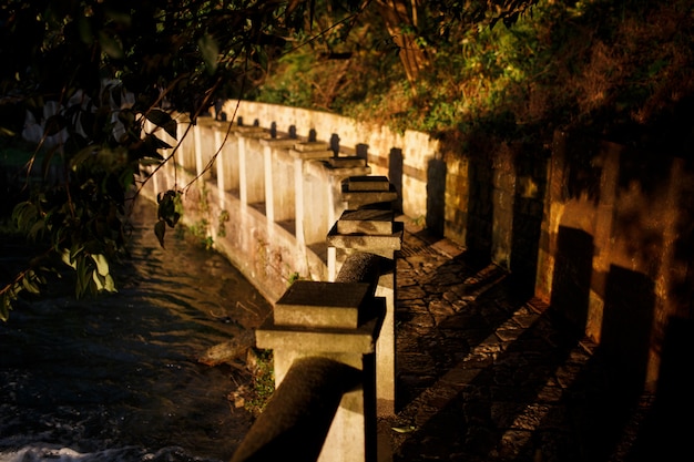 Ein Steinpflaster, ein Weg am Fluss.