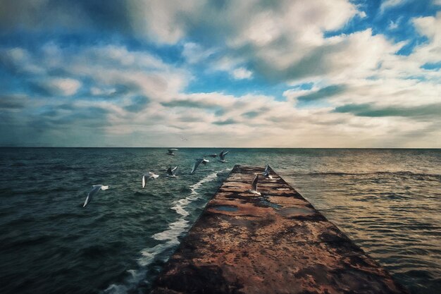 Ein Steinpier im Meer auf dem Hintergrund eines blauen Himmels mit Wolken Illustration