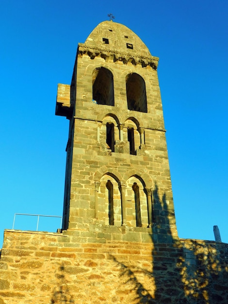 Ein Steinturm mit dem Wort st. Maria drauf