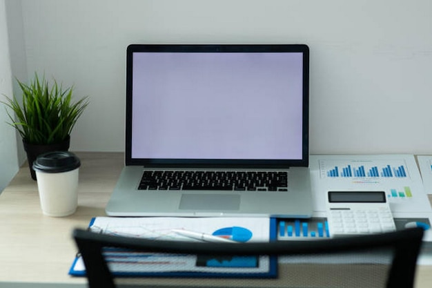 Ein stilvoller Arbeitsplatz mit Computer im Heimbüro