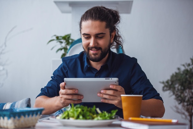 Ein stilvoller Typ im Café