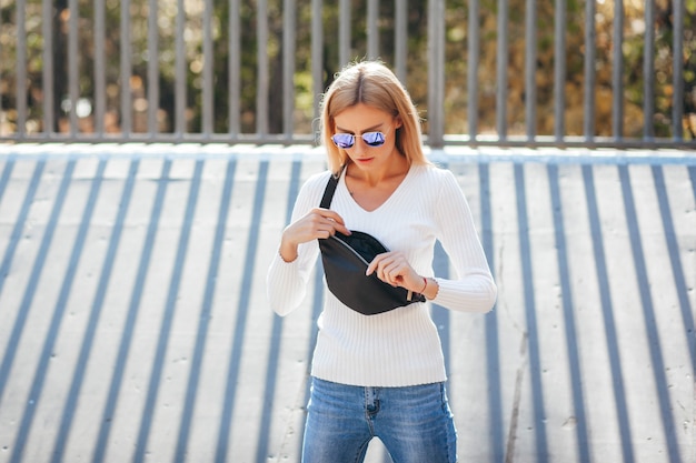 Ein stilvolles Model Girl im Skatepark