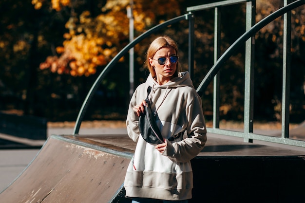 Ein stilvolles Model Girl im Skatepark