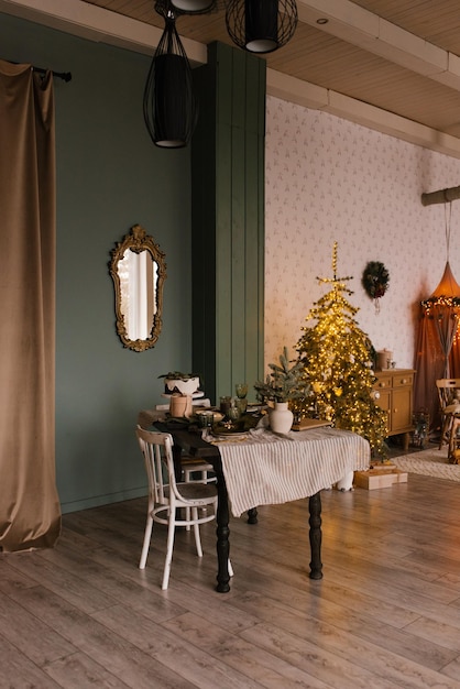 Foto ein stilvolles weihnachtswohnzimmer mit einem festlichen esstisch, der für den abend geschmückt wurde