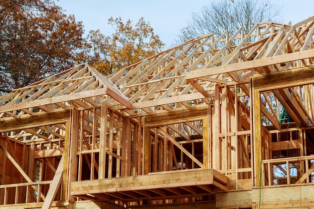 Ein Stock gebautes Haus im Bau Neues Dach mit Holz und Balkenrahmen.