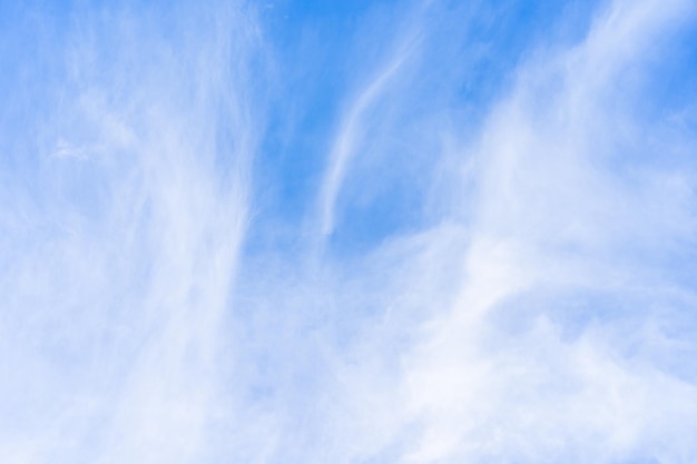 Ein strahlend blauer Himmel mit weißen Wolken