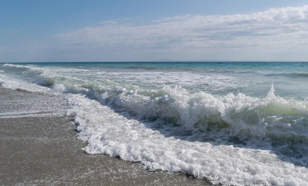 Ein Strand am Mittelmeer in der Nähe der griechischen Stadt Leptokarya an einem heißen Sommertag.