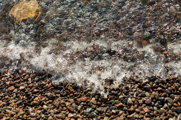 Ein Strand, an dem eine Welle bricht