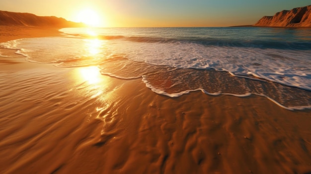 Ein Strand bei Sonnenuntergang, hinter dem die Sonne untergeht.