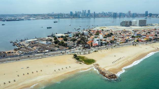 Ein Strand in Lagos mit der Stadt im Hintergrund