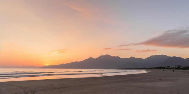 Ein Strand mit Bergen im Hintergrund