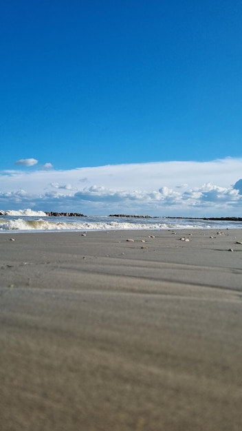 Ein Strand mit blauem Himmel und Wolken