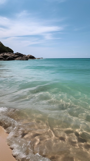 Ein Strand mit blauem Wasser und einem weißen Sandstrand