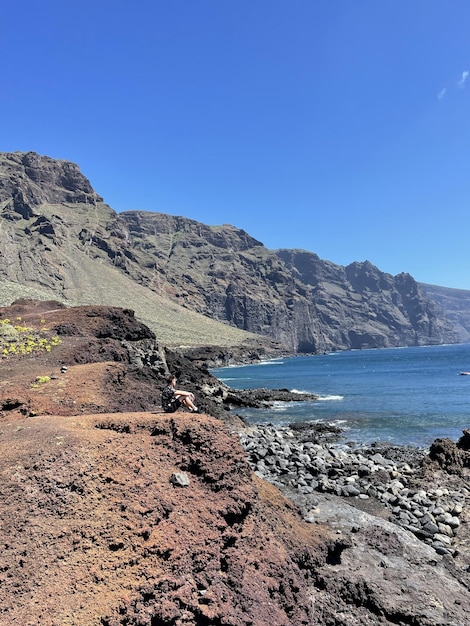 Ein Strand mit einem Berg im Hintergrund