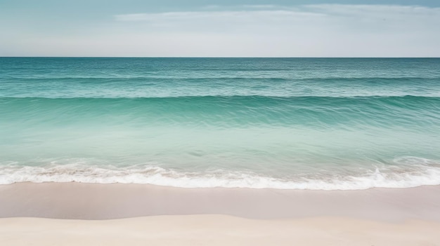 Ein Strand mit einem blauen und grünen Meer im Hintergrund