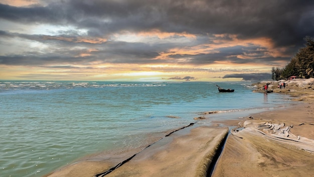 Ein Strand mit einem Boot im Wasser