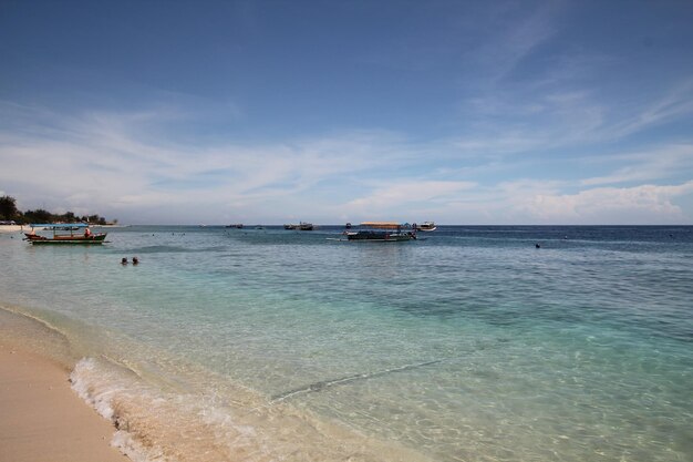 Ein Strand mit einem Boot in der Ferne