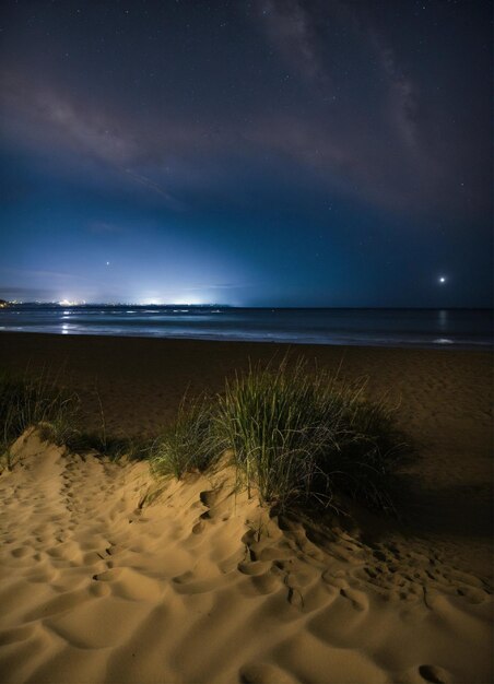 Foto ein strand mit einem dunklen himmel und ein paar wolken am himmel