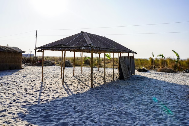 Ein Strand mit einem Pavillon und einem Strandkorb darauf