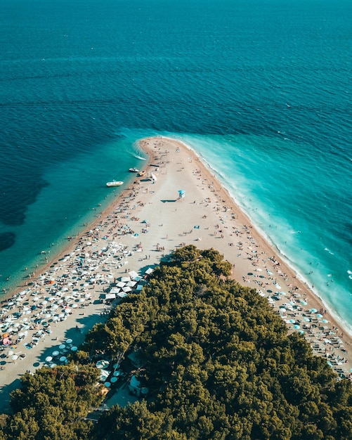 ein Strand mit einem Strand und einem Strand mit Menschen darauf