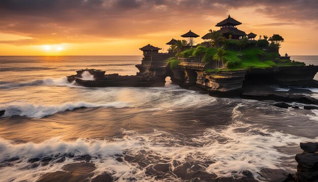 ein Strand mit einer schwarzen Felsformation und dem Ozean im Hintergrund