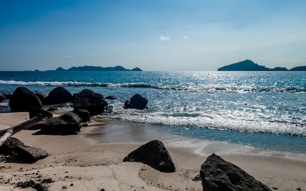 Ein Strand mit Felsen und dem Ozean im Hintergrund