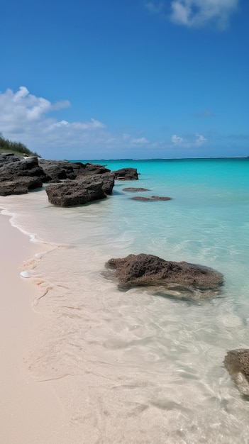 Ein Strand mit rosa Sand und blauem Wasser