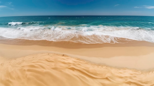 Ein Strand mit Wellen und dem Ozean im Hintergrund