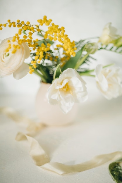 ein Strauß Frühlingsblumen auf hellem Hintergrund, Osterfloristik