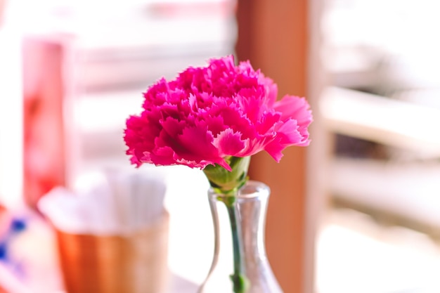 Ein Strauß Frühlingsblumen in einer Vase in einer Glasflasche