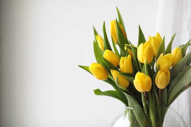 Ein Strauß gelber Tulpen in einer Vase auf der Fensterbank. Ein Geschenk zum Tag einer Frau aus gelben Tulpenblumen. Schöne gelbe Blumen in einer Vase am Fenster.