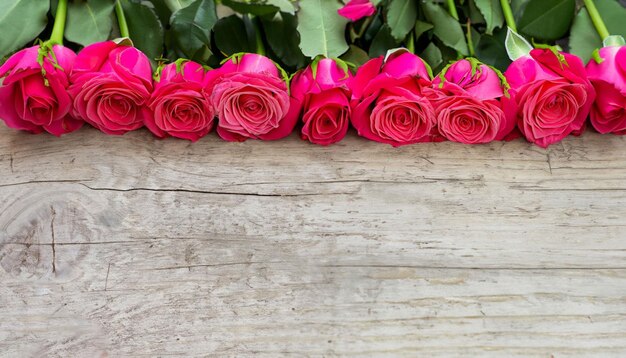 Ein Strauß rosa Rosen auf einem Holztisch